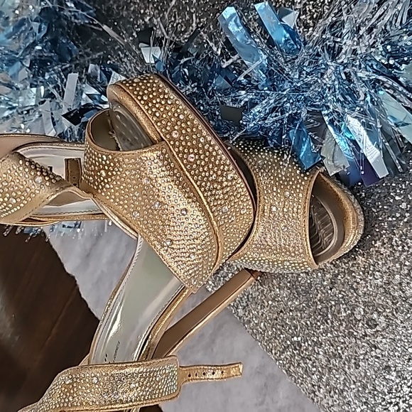 Holiday Heels - Picture 2 of 5